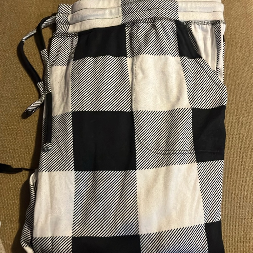 Black and white pajama bottoms with pocket